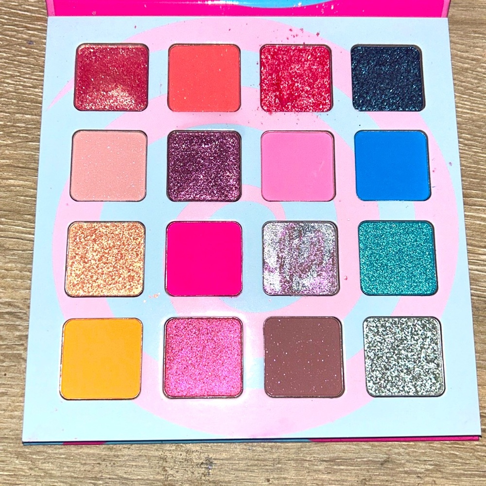 Juvias place eyeshadow palette